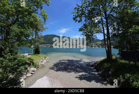 Tegernsee, Bayern, Deutschland 18. Juni 2024 hier der Blick auf den Tegernsee Landkreis Miesbach hier am Söllbach bei Ringsee der in den Tegernsee mündet *** Tegernsee, Bayern, Deutschland 18. Juni 2024 hier der Blick auf den Tegernsee-Bezirk Miesbach hier am Söllbach bei Ringsee, der in den Tegernsee mündet Stockfoto