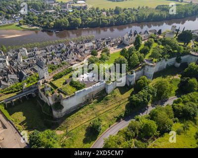 Aus der Vogelperspektive auf Château de Chinon, Königliche Festung von Chinon, forteresse Royale de Chinon und Fluss Vienne, Chinon, Indre et Loire, Frankreich Stockfoto