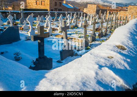 Schneebedeckter Friedhof. Pradena del Rincon, Provinz Madrid, Spanien. Stockfoto