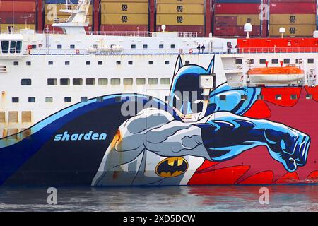 Hafenseite des Tirrenia-Fährschiffes „Sharden“ mit DC-Superhelden in Zusammenarbeit mit Warner Bros. & DC Entertainment, April 2024. Stockfoto