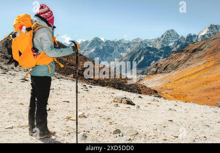 Frau Trekker Genießen Sie den Blick auf die Peak Range vom Cho La Pass in der Everest Region, Nepal. EBC-Trekking-Umweg nach Gokyo Ri Stockfoto