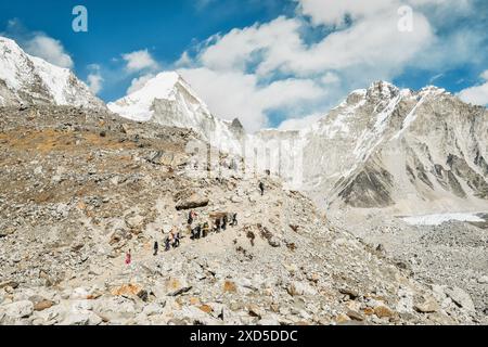 Eine Gruppe von Wanderern mit Sherpa-Guides führt zum EBC-Aussichtspunkt im Sagarmatha-Nationalpark. EBC-Trekking. Everest Basislager Trekking im Herbst, A Stockfoto