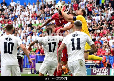 München, Deutschland. Juni 2024. München, 20. Juni 2024: Jan Oblak aus Slowenien (R) in Aktion während des Fußballspiels der UEFA Euro 2024 zwischen Slowenien und Serbien in der Münchener Fußballarena. (Igor Kupljenik/SPP) Credit: SPP Sport Press Photo. /Alamy Live News Stockfoto