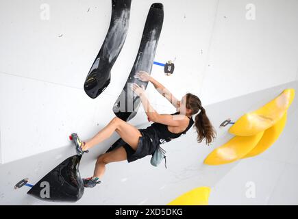 Budapest, Ungarn. Juni 2024. Kyra Condie aus den Vereinigten Staaten tritt während der Boulderqualifikation der Frauen und Leiterin des Sportkletterns bei der Olympischen Qualifikationsserie Shanghai in Budapest, Ungarn, am 20. Juni 2024 an. Quelle: Lian Yi/Xinhua/Alamy Live News Stockfoto