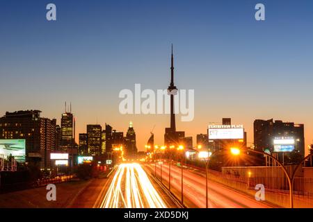 Torontos Stadtbild am Gardiner Expressway während der Morgenstunden, Ontario, Kanada Stockfoto