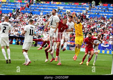 München, Deutschland. Juni 2024. München, 20. Juni 2024: Jan Oblak aus Slowenien (3R) in Aktion beim Fußball-Spiel der UEFA Euro 2024 zwischen Slowenien und Serbien in der Münchener Fußballarena. (Igor Kupljenik/SPP) Credit: SPP Sport Press Photo. /Alamy Live News Stockfoto