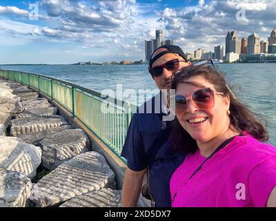 Selfie-Porträt von zwei Touristen am Fluss oder am Wasser in Windsor, Ontario, Kanada Stockfoto