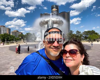 Selfie-Porträt des Horace E. Dodge Fountain in Hart Plaza, Detroit, Michigan, USA Stockfoto