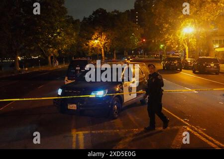 Oakland, Usa. Juni 2024. Polizisten ermitteln am Tatort, nachdem mehrere Menschen erschossen wurden. Am Abend des 19. Juni wird ein Schießereignis von der California Highway Patrol und dem Oakland Police Department gemeldet. Nach einer angeblichen Juneteenth-Feier gibt es eine starke Polizeipräsenz im Gebiet des Merritt-Sees. Das Oakland Police Department untersucht den Tatort und bestätigt, dass mehrere Personen erschossen wurden. (Foto: Michael Ho Wai Lee/SOPA Images/SIPA USA) Credit: SIPA USA/Alamy Live News Stockfoto