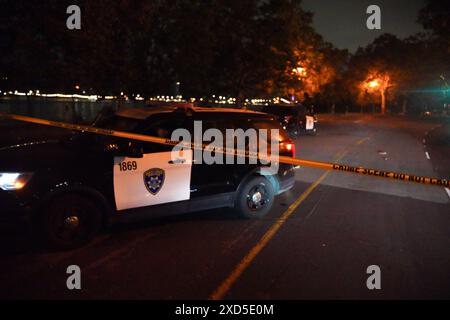 Oakland, Usa. Juni 2024. Starke Polizeipräsenz am Tatort, nachdem mehrere Menschen erschossen wurden. Am Abend des 19. Juni wird ein Schießereignis von der California Highway Patrol und dem Oakland Police Department gemeldet. Nach einer angeblichen Juneteenth-Feier gibt es eine starke Polizeipräsenz im Gebiet des Merritt-Sees. Das Oakland Police Department untersucht den Tatort und bestätigt, dass mehrere Personen erschossen wurden. (Foto: Michael Ho Wai Lee/SOPA Images/SIPA USA) Credit: SIPA USA/Alamy Live News Stockfoto