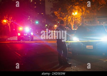 Oakland, Usa. Juni 2024. Polizisten ermitteln am Tatort, nachdem mehrere Menschen erschossen wurden. Am Abend des 19. Juni wird ein Schießereignis von der California Highway Patrol und dem Oakland Police Department gemeldet. Nach einer angeblichen Juneteenth-Feier gibt es eine starke Polizeipräsenz im Gebiet des Merritt-Sees. Das Oakland Police Department untersucht den Tatort und bestätigt, dass mehrere Personen erschossen wurden. (Foto: Michael Ho Wai Lee/SOPA Images/SIPA USA) Credit: SIPA USA/Alamy Live News Stockfoto