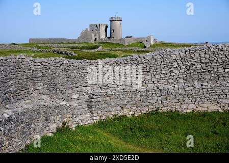 Blick vom Steinring Fort Dun Eochla Ton alten Leuchtturm, historisches Wahrzeichen auf Aran Island in der Republik Irland Stockfoto