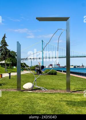 Hühnerskulptur am Fluss oder am Ufer, Windsor, Ontario, Kanada Stockfoto