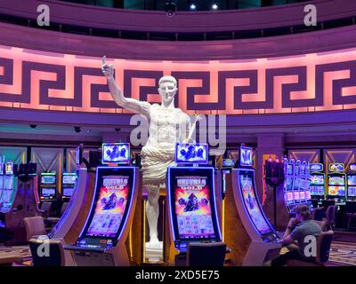 Spielautomaten und Skulpturen im Caesars Casino Hotel and Resort, Windsor, Ontario, Kanada Stockfoto