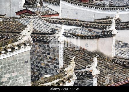 Fantastischer Blick auf traditionelle chinesische schwarze Ziegeldächer von authentischen Gebäuden Phoenix Ancient Town (Fenghuang County), China. Stockfoto