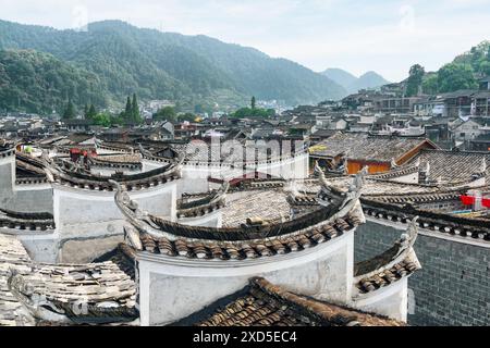 Fantastischer Blick auf traditionelle chinesische schwarze Ziegeldächer von authentischen Gebäuden Phoenix Ancient Town (Fenghuang County), China. Stockfoto