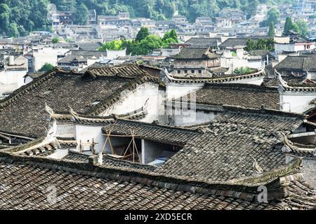 Fantastischer Blick auf traditionelle chinesische schwarze Ziegeldächer von authentischen Gebäuden Phoenix Ancient Town (Fenghuang County), China. Stockfoto