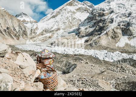 Sagarmatha Nationalpark, Nepal - 22. november 2023: Plastikflaschen Müllabfälle in Körben Sammelstelle auf dem everest Base Camp Trek im Himalaya Stockfoto