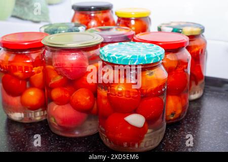 Rote reife Tomaten in Gläsern. Salzen und Beizen von Gemüse für den Winter. Stockfoto