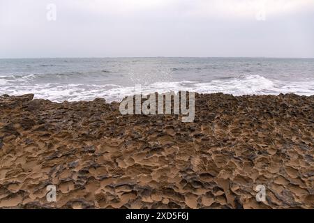 Wellen am felsigen Ufer des Kaspischen Meeres. Baku. Aserbaidschan. Stockfoto