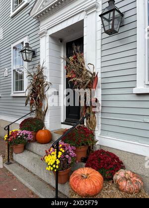 Kürbisse und verschiedene Herbstdekorationen bevölkern ein historisches Haus in Salem Massachusetts in der Nähe von Halloween an einem Herbsttag Stockfoto