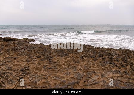 Wellen am felsigen Ufer des Kaspischen Meeres. Baku. Aserbaidschan. Stockfoto