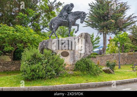 An der N621 zum Picos de Europa gelegen, liegt die malerische Stadt Potes mit dem sich windenden Fluss Quiviesa und die Statue, die einem Landarzt Tribut zollt Stockfoto