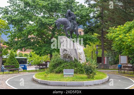 An der N621 zum Picos de Europa gelegen, liegt die malerische Stadt Potes mit dem sich windenden Fluss Quiviesa und die Statue, die einem Landarzt Tribut zollt Stockfoto