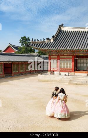 Seoul, Südkorea - 9. Oktober 2017: Mädchen in traditioneller koreanischer Kleidung Hanbok im Gyeongbokgung Palace. Stockfoto