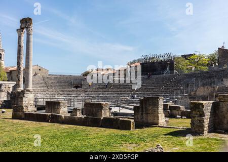 Arles, Departement Bouches-du-Rhône, Frankreich - 20. April 2019: Überreste des römischen Theaters. Stockfoto