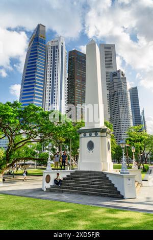 Singapur - 19. Februar 2017: Der Dalhousie Obelisk in der Innenstadt. Malerischer Blick auf Wolkenkratzer vor blauem Himmel. Stockfoto