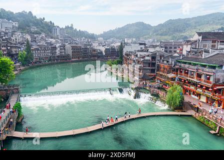 Fenghuang, China - 23. September 2017: Fantastischer Blick auf die antike Stadt Phoenix und den Tuojiang Fluss (Tuo Jiang Fluss). Stockfoto