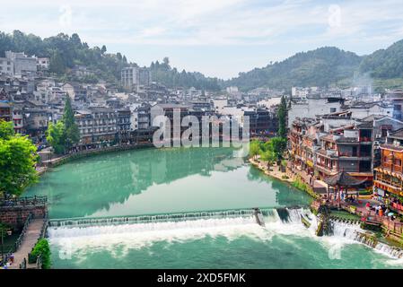 Fenghuang, China - 23. September 2017: Fantastischer Blick auf die antike Stadt Phoenix und den Tuojiang Fluss (Tuo Jiang Fluss). Stockfoto