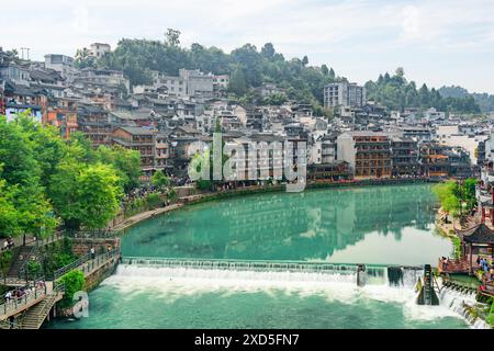 Fenghuang, China - 23. September 2017: Fantastischer Blick auf die antike Stadt Phoenix (County Fenghuang) und den Tuojiang Fluss (Fluss Tuo Jiang). Stockfoto