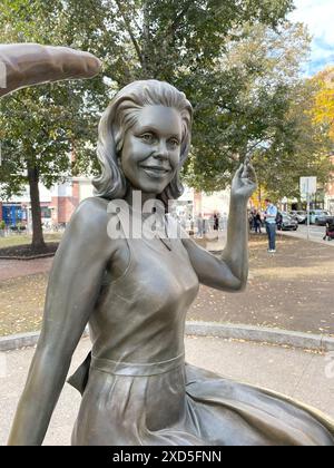 Eine Skulptur in der Innenstadt von Salem Massachusetts zeigt die Schauspielerin Elizabeth Montgomery aus der Fernsehserie Bewitched, die zur Feier der Hexenkultur beiträgt Stockfoto