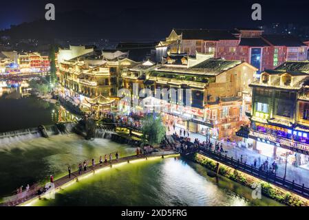 Fenghuang, China - 23. September 2017: Fabelhafter nächtlicher Luftblick auf die antike Stadt Phoenix und den Tuojiang Fluss (Tuo Jiang Fluss). Stockfoto