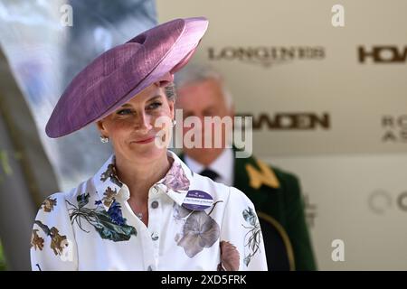 Ascot Racecourse, Berkshire, Großbritannien. Juni 2024. Royal Ascot Horse Racing, Ladies Day 3; HRH die Herzogin von Edinburgh präsentiert Trophäen für das dritte Rennen Credit: Action Plus Sports/Alamy Live News Stockfoto