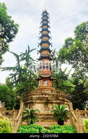 Chengdu, China - 25. September 2017: Fantastischer Blick auf die Thousand Buddha Pagode im Wenshu Tempel. Das buddhistische Kloster ist ein beliebtes Touristenziel Stockfoto