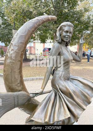 Eine Skulptur der Schauspielerin Elizabeth Montgomery als ihre Figur Samantha aus der TV-Show Bewitched steht im Zentrum von Salem Massachusetts Stockfoto