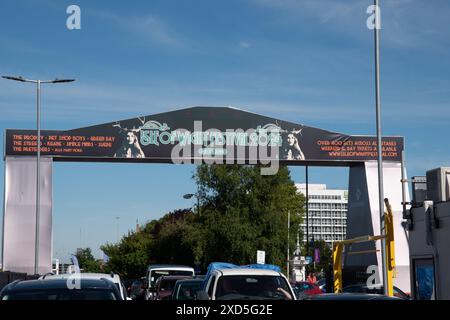 Red Funnel und Red Jet Ferry mit Isle of Wight Festival Terminal Signage 2024 Stockfoto