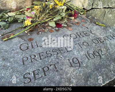 Ein Steinmarker dient als Gedenkstätte für Giles Cory, der während der Hexenprozesse in Salem, Massachusetts, zu Tode gepresst wurde Stockfoto