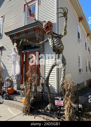 An einem sonnigen Herbsttag wird ein Haus in Salem Massachusetts für den Halloween-Urlaub mit Herbstkürbissen, gruseligen Skeletten und Geistern dekoriert Stockfoto