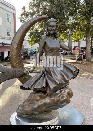 Eine Skulptur der Schauspielerin Elizabeth Montgomery, die Samantha in der Sitcom Bewitched porträtierte, steht auf einer plaza in Salem Massachusetts Stockfoto