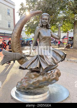 Eine Skulptur der Schauspielerin Elizabeth Montgomery, die Samantha in der Sitcom Bewitched porträtierte, steht auf einer plaza in Salem Massachusetts Stockfoto