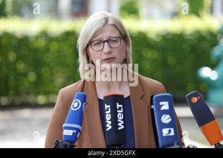 Anke Rehlinger Ministerpräsidentenkonferenz in Berlin, Schwerpunktthemen Sicherheit und Verteidigung, Migration, Bezahlkarte, Pflichtversicherung gegen Elementarschäden, am 20.06.2024 in Berlin, Hessische Landesvertretung, Deutschland *** Anke Rehlinger Ministerpräsidenten Konferenz in Berlin, Schwerpunkt Sicherheit und Verteidigung, Migration, Zahlungskarte, Pflichtversicherung gegen Elementarschäden, am 20 06 2024 in Berlin, Hessische Landesvertretung, Deutschland Stockfoto