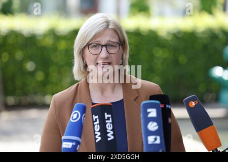 Anke Rehlinger Ministerpräsidentenkonferenz in Berlin, Schwerpunktthemen Sicherheit und Verteidigung, Migration, Bezahlkarte, Pflichtversicherung gegen Elementarschäden, am 20.06.2024 in Berlin, Hessische Landesvertretung, Deutschland *** Anke Rehlinger Ministerpräsidenten Konferenz in Berlin, Schwerpunkt Sicherheit und Verteidigung, Migration, Zahlungskarte, Pflichtversicherung gegen Elementarschäden, am 20 06 2024 in Berlin, Hessische Landesvertretung, Deutschland Stockfoto