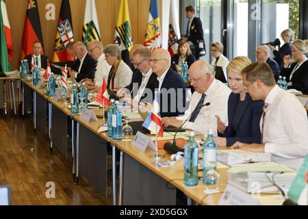 Ministerpräsidentenkonferenz in Berlin, Schwerpunktthemen Sicherheit und Verteidigung, Migration, Bezahlkarte, Pflichtversicherung gegen Elementarschäden, am 20.06.2024 in Berlin, Hessische Landesvertretung, Deutschland *** Konferenz der Ministerpräsidenten in Berlin, Schwerpunkt Sicherheit und Verteidigung, Migration, Zahlungskarte, Pflichtversicherung gegen Elementarschäden, am 20 06 2024 in Berlin, Hessische Landesvertretung, Deutschland Stockfoto