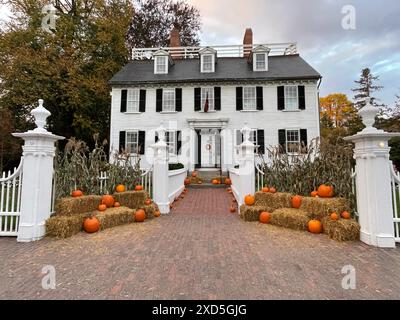 Das Ropes Mansion, ein historisches Haus in Salem Massachusetts, ist mit Kürbissen und Heuballen dekoriert, ähnlich dem Dekor aus dem Film Hocus Pocus Stockfoto