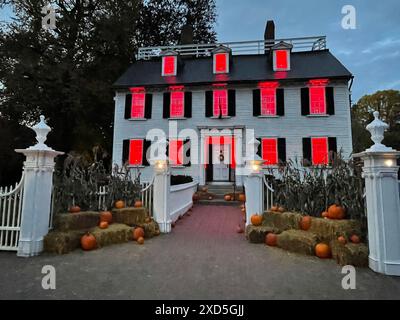 Nachts wird das Ropes Mansion, Allisons Haus im Film Hocus Pocus, mit gruseligen roten Lichtern im Fenster beleuchtet, was zum Halloween-Spaß in Sale gehört Stockfoto