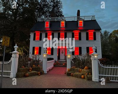 Das Ropes Mansion, ein historisches Haus in Salem Massachusetts und Drehort für Hocus Pocus, ist mit gruseligen roten Lichtern im Fenster beleuchtet Stockfoto